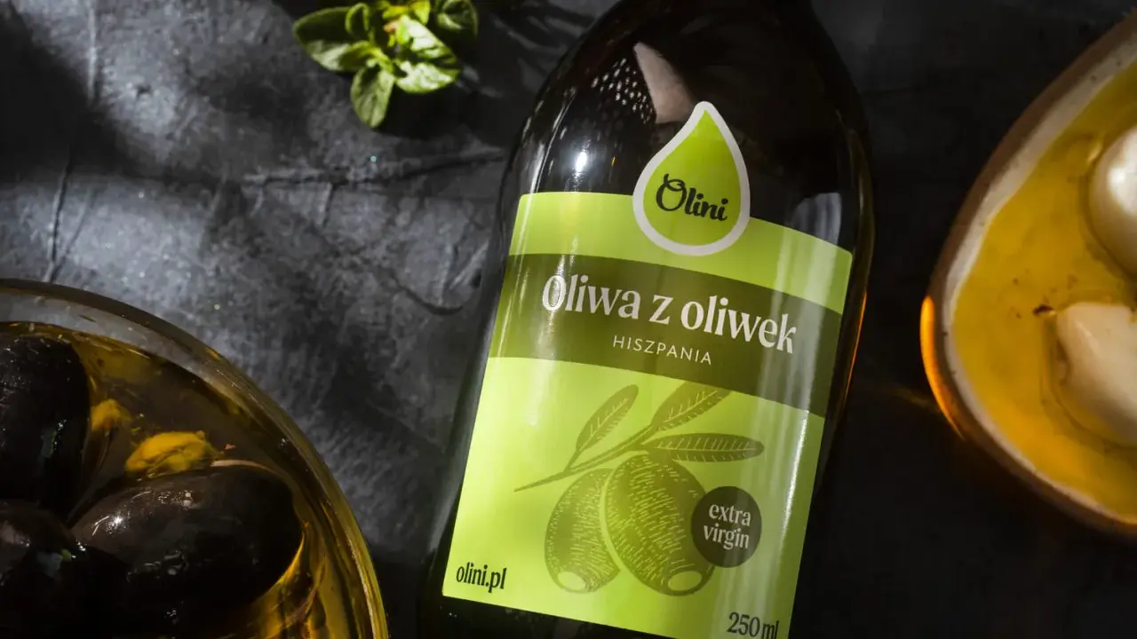 Butelka oliwy z oliwek extra virgin. Czy oliwka wysusza skórę? Ta oliwa nawilża, a nie wysusza.