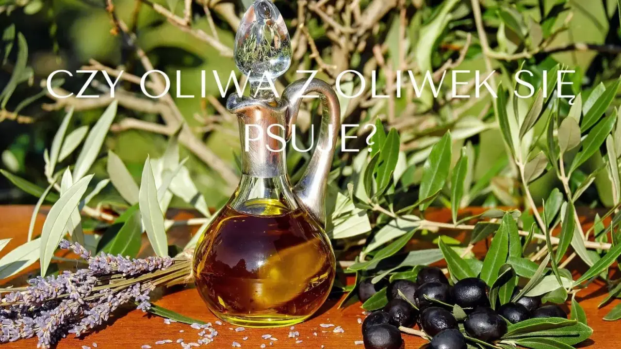 Elegancka karafka z płynnym złotem - osad w oliwie z oliwek. Obok gałązki oliwne, czarne oliwki i lawenda.