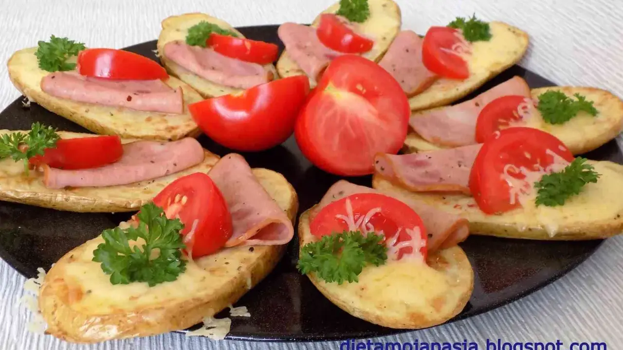 Plasterki ziemniaków zapieczone z serem, szynką i pomidorem. Pyszne bezglutenowe przekąski.