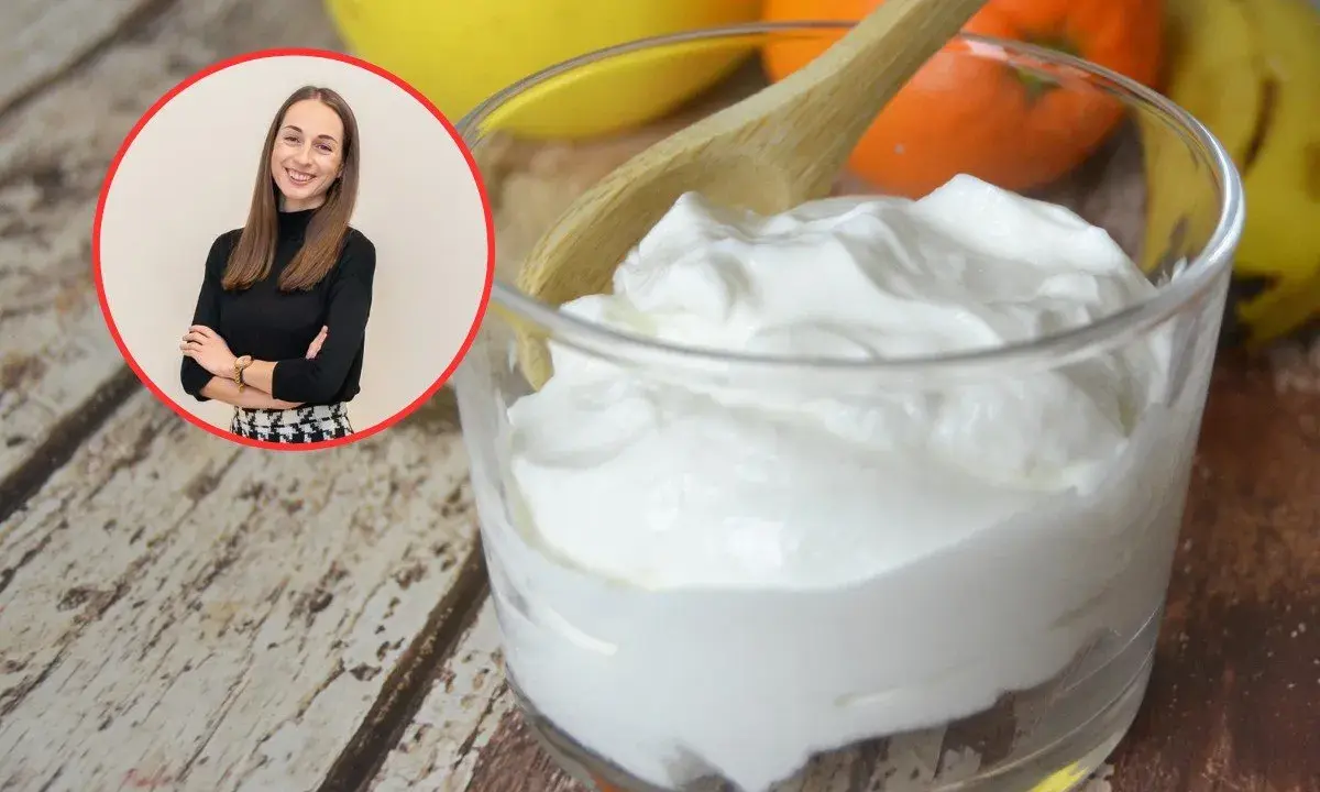 Uśmiechnięta kobieta i pyszny, kremowy skyr na keto. Idealny wybór na zdrowy posiłek.