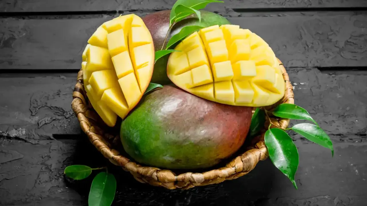 Koszyk z mango, jedno pokrojone w kostkę. Czy zastanawiasz się nad mango indeks glikemiczny?