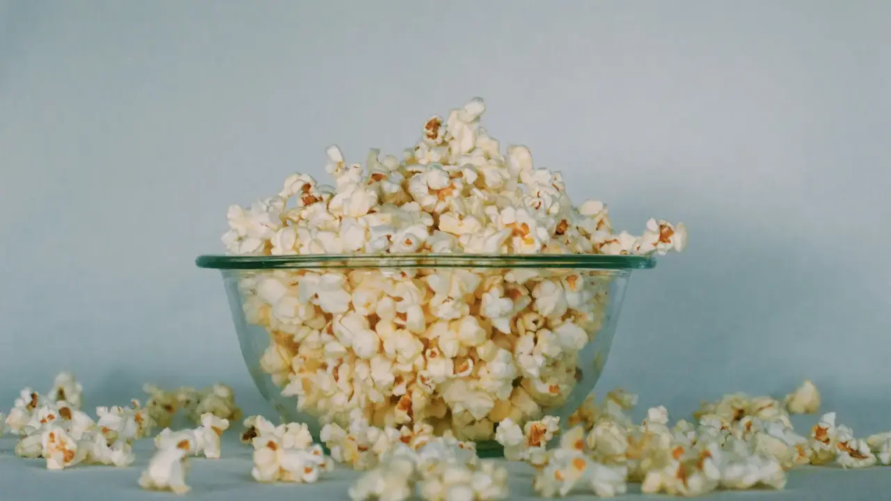 Miska pełna puszystego popcornu, idealna przekąska na keto wieczór filmowy.