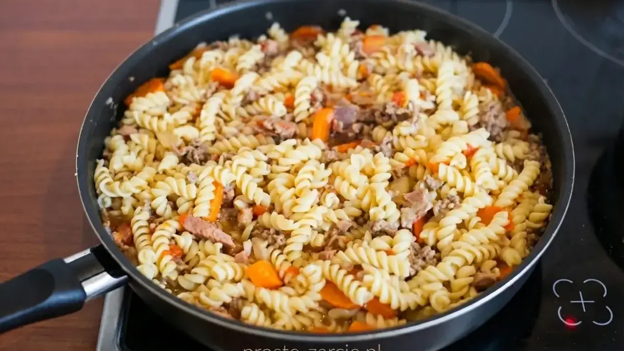 Makaron świderki z mięsem mielonym i marchewką na patelni. Prosty sposób, jak ugotować makaron świderki.