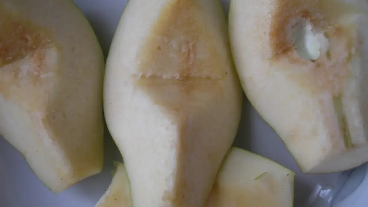 Kawałki pigwy, gotowe do przetworzenia. Ich kwaskowaty aromat sugeruje, jak smakuje pigwa – orzeźwiająco i lekko cierpko.