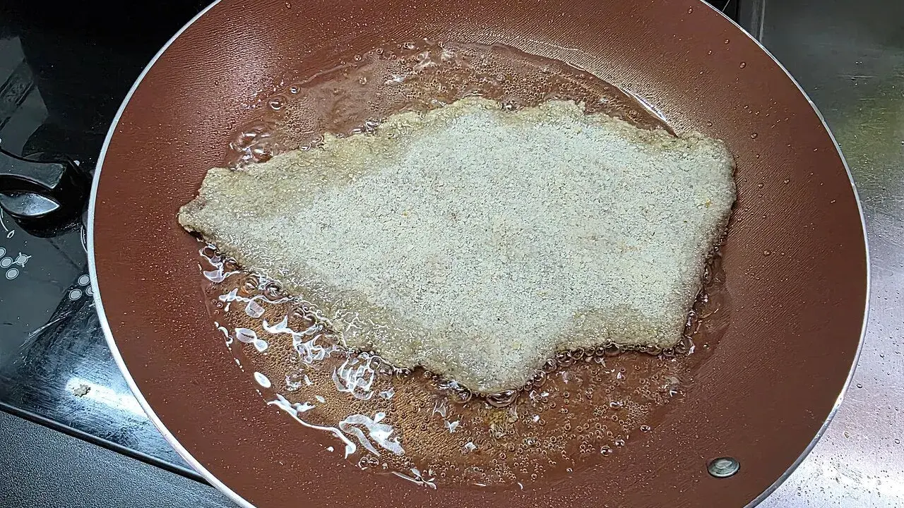Kotlet panierowany smaży się na gorącym oleju. Idealny olej do smażenia to taki, który ma wysoki punkt dymienia.