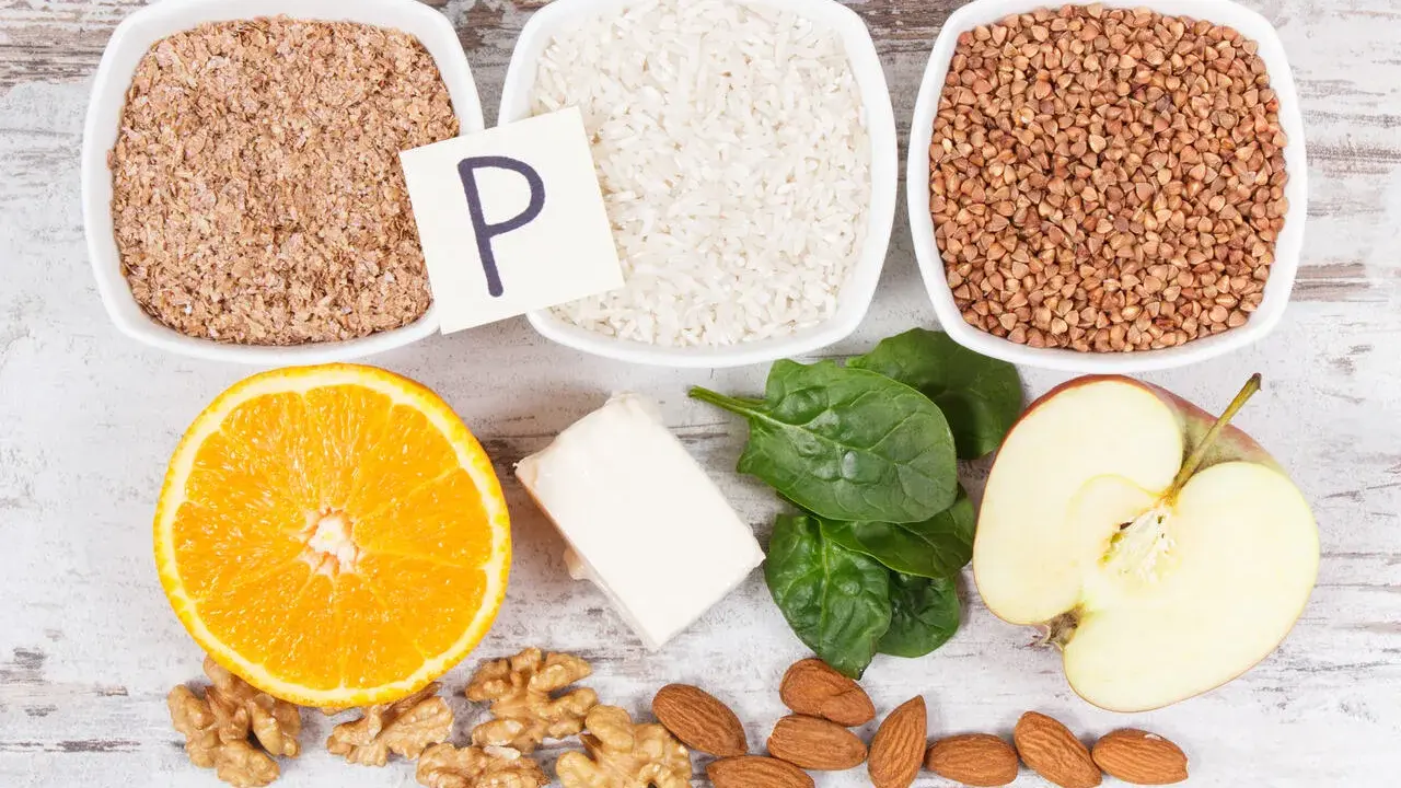 Produkty bogate w fosfor: otręby, ryż, gryka, pomarańcza, ser, szpinak, jabłko, orzechy włoskie i migdały.