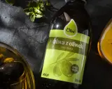 Butelka oliwy z oliwek extra virgin. Czy oliwka wysusza skórę? Ta oliwa nawilża, a nie wysusza.