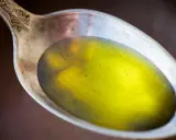 Łyżka z olejem lnianym, który może pomóc, gdy zastanawiasz się, czy olej lniany obniża cholesterol.