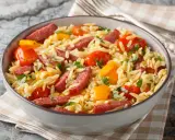 Pyszny makaron orzo jak gotować: z kiełbasą, pomidorkami i papryką. Idealny pomysł na szybki obiad.