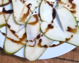 Kawałki gruszki polane ciemnym sosem, który zdradza, jak smakuje ocet balsamiczny – słodko-kwaśny, z nutą karmelu.