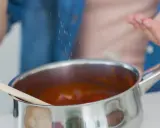 Dodawanie cukru do sosu, aby zniwelować gorzki smak potrawy.