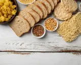 Chleb, makaron i kasza to produkty, w których jest gluten. Obok kukurydza, soczewica i wafle ryżowe.