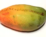 Soczyste mango, idealnie dojrzałe, z pomarańczowo-zieloną skórką i drobnymi plamkami.
