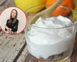 Uśmiechnięta kobieta i pyszny, kremowy skyr na keto. Idealny wybór na zdrowy posiłek.