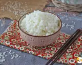 Idealny ryż do sushi: biały, kleisty, gotowy do zwinięcia. Poznaj sekret, jak zrobić ryż do sushi, by był perfekcyjny.