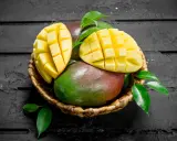 Koszyk z mango, jedno pokrojone w kostkę. Czy zastanawiasz się nad mango indeks glikemiczny?