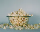 Miska pełna puszystego popcornu, idealna przekąska na keto wieczór filmowy.