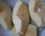 Kawałki pigwy, gotowe do przetworzenia. Ich kwaskowaty aromat sugeruje, jak smakuje pigwa – orzeźwiająco i lekko cierpko.