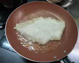 Kotlet panierowany smaży się na gorącym oleju. Idealny olej do smażenia to taki, który ma wysoki punkt dymienia.