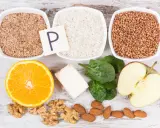 Produkty bogate w fosfor: otręby, ryż, gryka, pomarańcza, ser, szpinak, jabłko, orzechy włoskie i migdały.