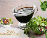 Gęsty ocet balsamiczny w sosjerce, obok sałatek i ziół. Dowiedz się, jak zrobić gęsty ocet balsamiczny.