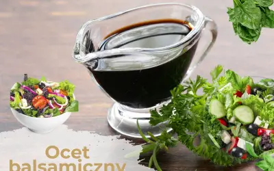 Gęsty ocet balsamiczny w sosjerce, obok sałatek i ziół. Dowiedz się, jak zrobić gęsty ocet balsamiczny.