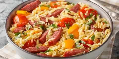 Pyszny makaron orzo jak gotować: z kiełbasą, pomidorkami i papryką. Idealny pomysł na szybki obiad.