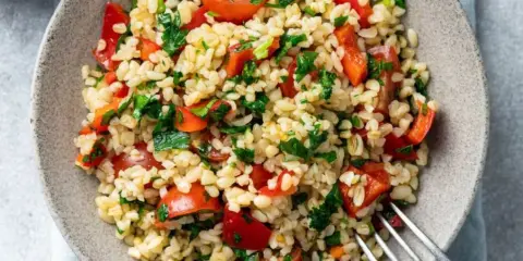 Bulgur z papryką i natką pietruszki. Lekki posiłek, idealny gdy zastanawiasz się, co jeść na noc żeby schudnąć.