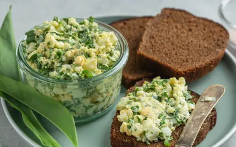 Jajeczna pasta z czosnkiem niedźwiedzim, idealna do smarowania pieczywa. Wiosenna propozycja na kanapki.