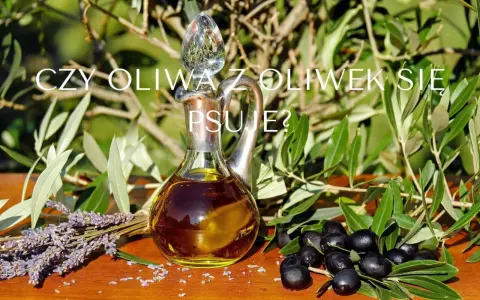Elegancka karafka z płynnym złotem - osad w oliwie z oliwek. Obok gałązki oliwne, czarne oliwki i lawenda.