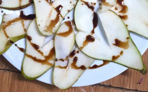Kawałki gruszki polane ciemnym sosem, który zdradza, jak smakuje ocet balsamiczny – słodko-kwaśny, z nutą karmelu.