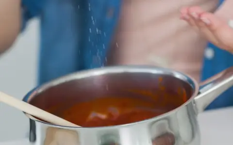 Dodawanie cukru do sosu, aby zniwelować gorzki smak potrawy.