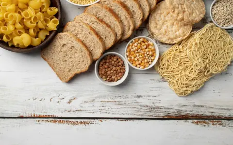 Chleb, makaron i kasza to produkty, w których jest gluten. Obok kukurydza, soczewica i wafle ryżowe.