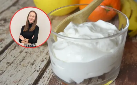 Uśmiechnięta kobieta i pyszny, kremowy skyr na keto. Idealny wybór na zdrowy posiłek.