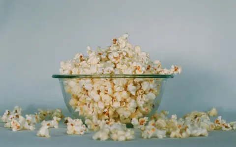 Miska pełna puszystego popcornu, idealna przekąska na keto wieczór filmowy.