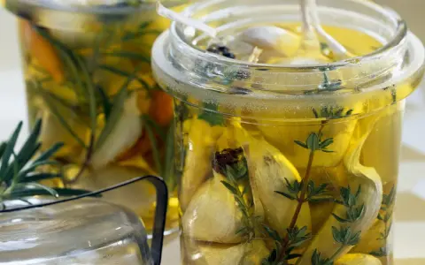 Słoiki z czosnkiem, ziołami i chili w oleju. To może być domowy oxymel, czyli połączenie octu i miodu, ale w tej wersji z dodatkami.