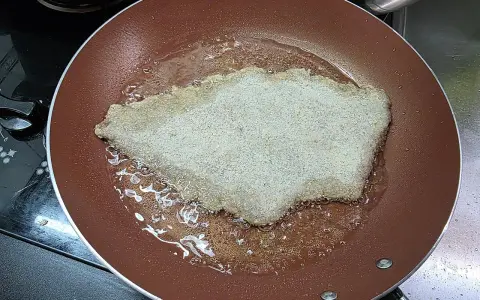 Kotlet panierowany smaży się na gorącym oleju. Idealny olej do smażenia to taki, który ma wysoki punkt dymienia.