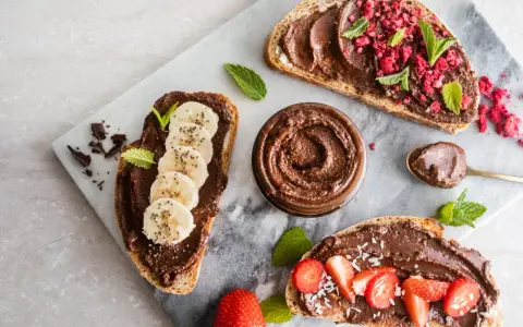 Szybkie przepisy z masłem orzechowym: tosty z bananem, truskawkami i malinami. Pyszne i proste!