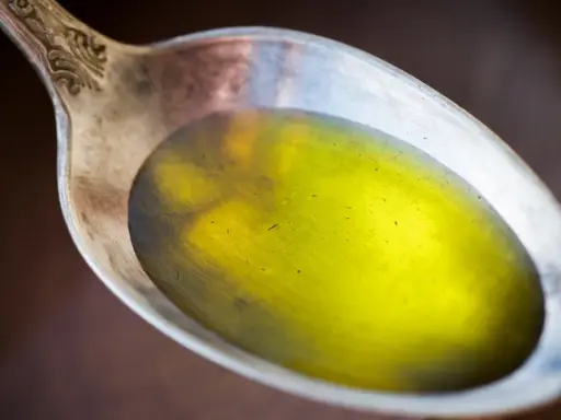 Łyżka z olejem lnianym, który może pomóc, gdy zastanawiasz się, czy olej lniany obniża cholesterol.