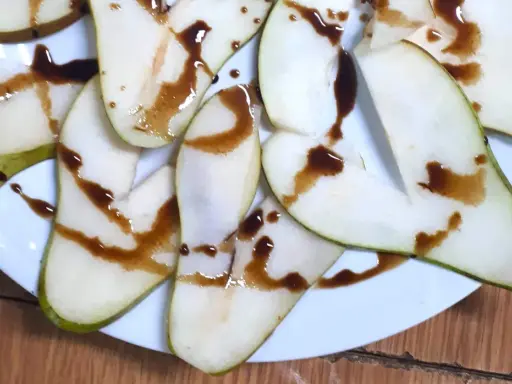 Kawałki gruszki polane ciemnym sosem, który zdradza, jak smakuje ocet balsamiczny – słodko-kwaśny, z nutą karmelu.