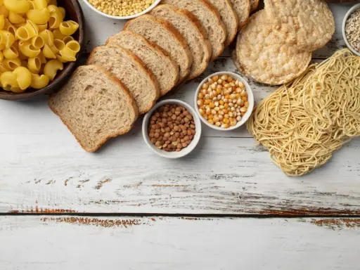 Chleb, makaron i kasza to produkty, w których jest gluten. Obok kukurydza, soczewica i wafle ryżowe.