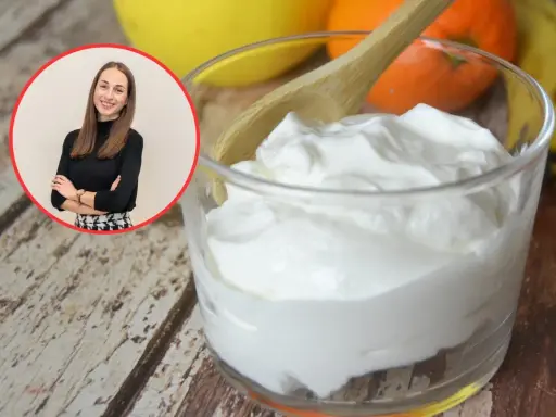 Uśmiechnięta kobieta i pyszny, kremowy skyr na keto. Idealny wybór na zdrowy posiłek.