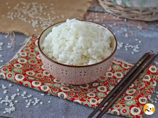 Idealny ryż do sushi: biały, kleisty, gotowy do zwinięcia. Poznaj sekret, jak zrobić ryż do sushi, by był perfekcyjny.