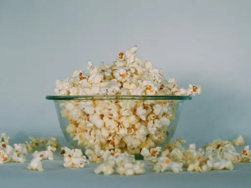 Miska pełna puszystego popcornu, idealna przekąska na keto wieczór filmowy.