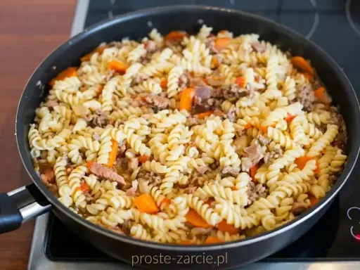 Makaron świderki z mięsem mielonym i marchewką na patelni. Prosty sposób, jak ugotować makaron świderki.