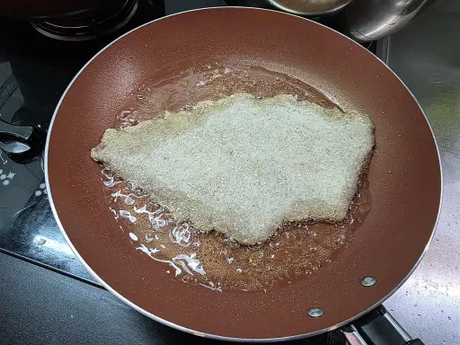 Kotlet panierowany smaży się na gorącym oleju. Idealny olej do smażenia to taki, który ma wysoki punkt dymienia.