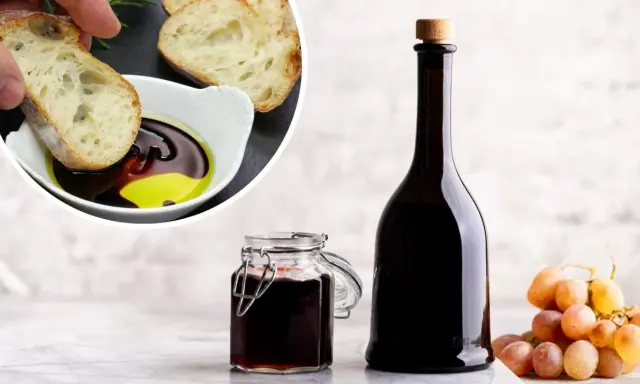 Chleb maczany w oliwie i occie balsamicznym, butelka i słoiczek z octem, kiść winogron. Ocet balsamiczny na czczo to zdrowy początek dnia.