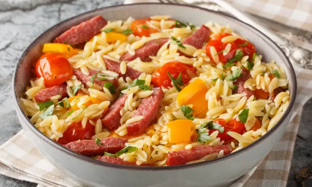 Pyszny makaron orzo jak gotować: z kiełbasą, pomidorkami i papryką. Idealny pomysł na szybki obiad.