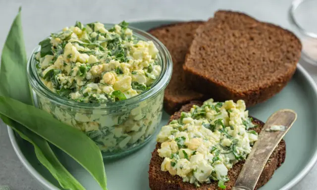 Jajeczna pasta z czosnkiem niedźwiedzim, idealna do smarowania pieczywa. Wiosenna propozycja na kanapki.
