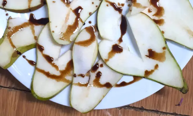 Kawałki gruszki polane ciemnym sosem, który zdradza, jak smakuje ocet balsamiczny – słodko-kwaśny, z nutą karmelu.